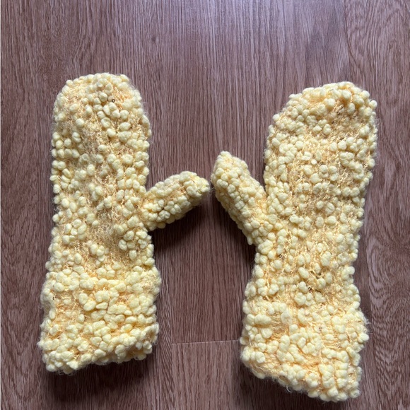 Yellow knit Mittens - Picture 2 of 3